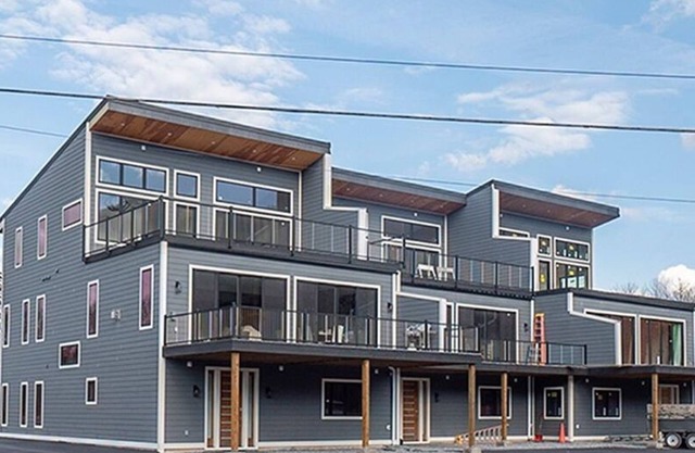 NEW 5 Bed 5 1/2 Bath Townhouse Walk To Skiing! 900 sq ft Of Mountan View Decks!