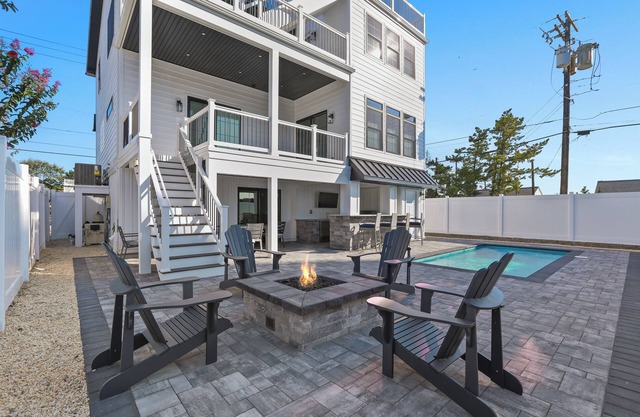 NEW 5-bedroom house 7 Houses to beach w/Elevator, Pool, Outdoor Kitchen&Fire Pit