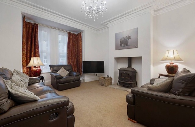 New! 5BR in Queens Street