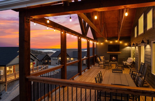 NEW! 6 Bedrooms, Indoor & Outdoor Pools, Hot Tub, Game Rm, Theater Rm, Lake View