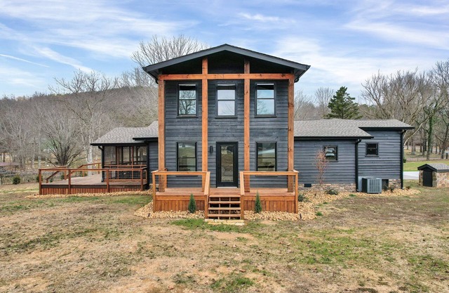 NEW 6 Bedrooms - Two houses and a pavillion on Chickamauga Lake with new dock
