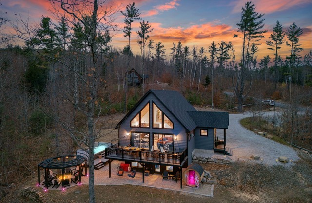 New A-Frame Chalet - Mountain Views-Sleeps 14 w/ SwimSpa-Firepit-Sauna-DogsOK