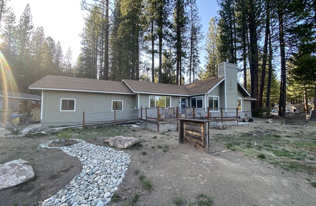 Summer Getaway: 3 bedroom home with golf course view , Dogs OK