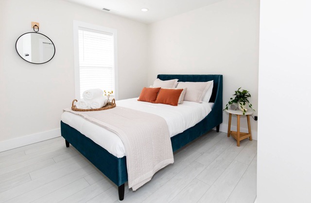 New! Adjoining Suites - Sleeps 12!