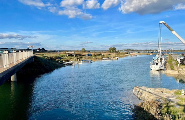 Maison neuve climatisée 4-6 personnes a 2km de la plage, avec bois privatif.