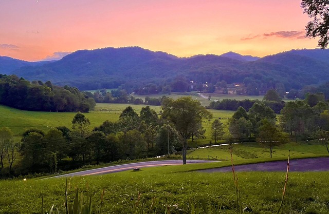 NEW!! Amazing Views & 2 porches. 2 Dens. Fire Pit. Hot Tub. Game Room. Smart TVs
