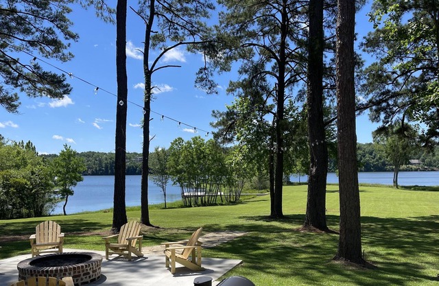 NEW CONSTRUCTION Lake Tuscaloosa waterfront home, flat walk to dock, 15 mi to UA