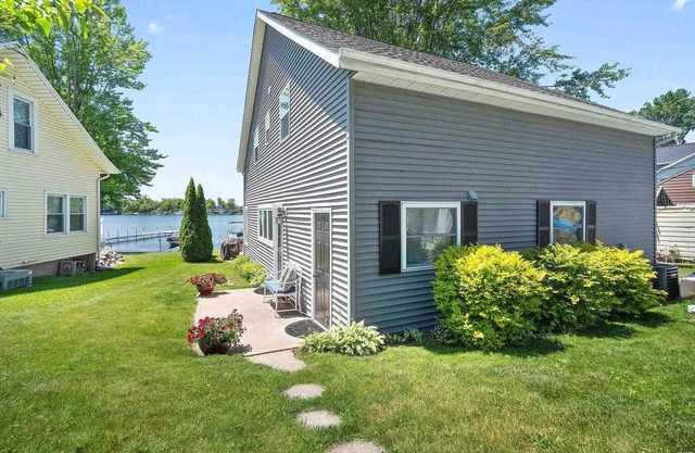 Anchor Inn, a Charming Lake Cottage @ Webster Lake