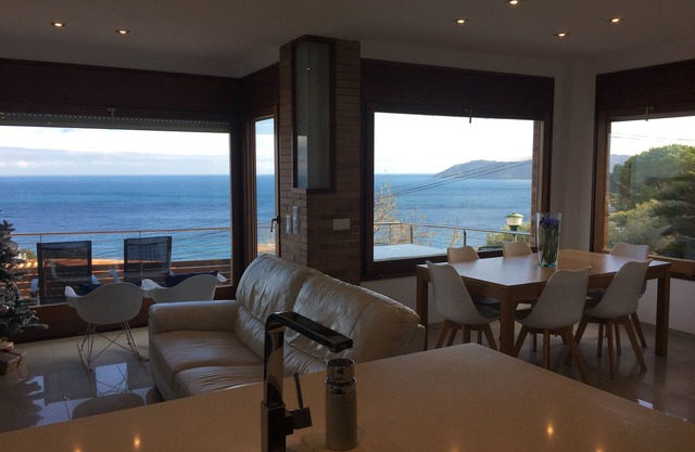 new apartment, high standing, 180º panoramic view of the sea..
