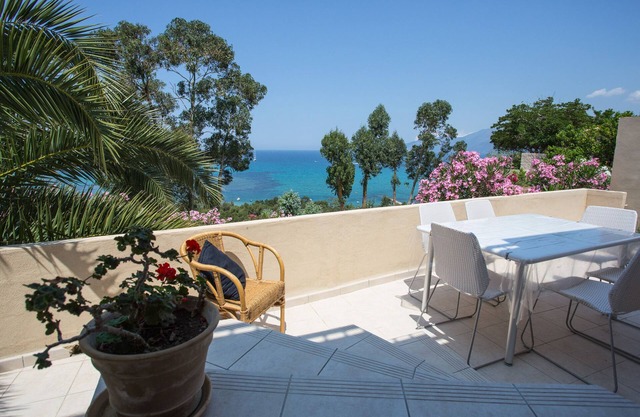 APPARTEMENT NEUF AVEC VUE MAGNIFIQUE BAIE DE SAINT FLORENT