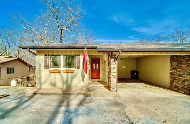 NEW! ⭐️Back deck w/ views + 1 min ride to trails 🚲
