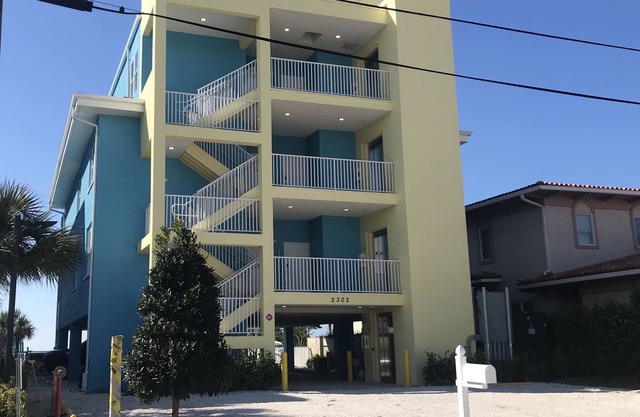 BEACHFRONT HOUSE avec 3 appartements séparés pour 16 personnes