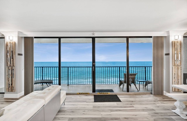 NEW Beachfront 😎ALL GLASS+VIEW in 2MASTER Suites+BUNK ROOM*FREE BeachChairs804E