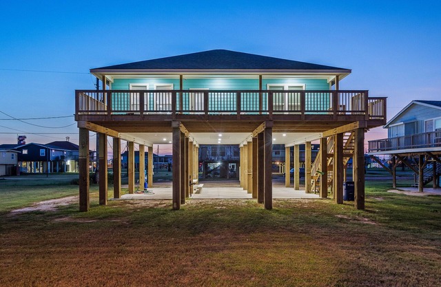 Brand New Beachfront Oasis - Lots of Amenities!