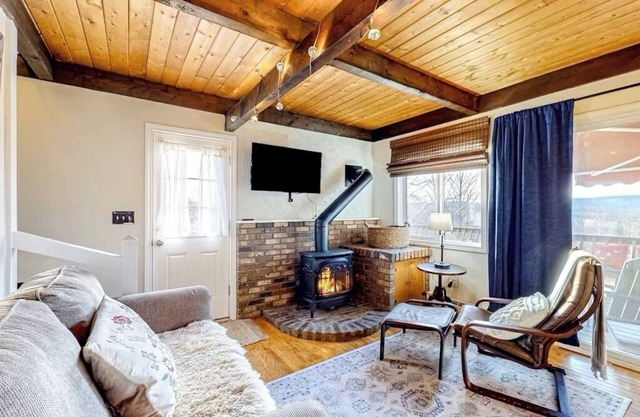 NEW! Beautiful mountain view, big deck, grill, fireplace, firepit - 3BD/1.5BA