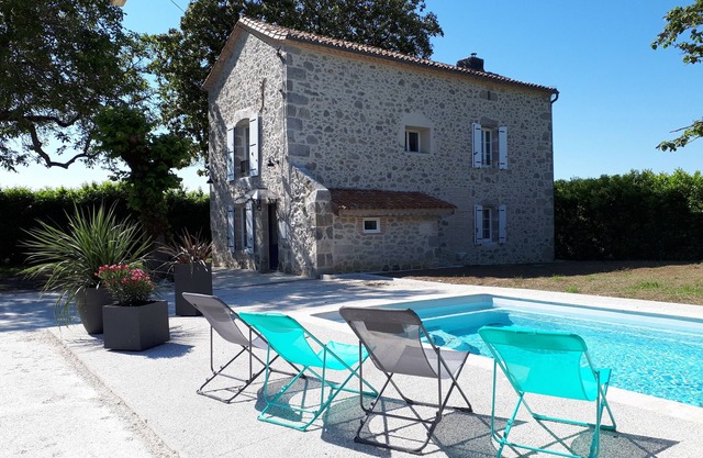 Belle maison en pierre avec cheminée et piscine