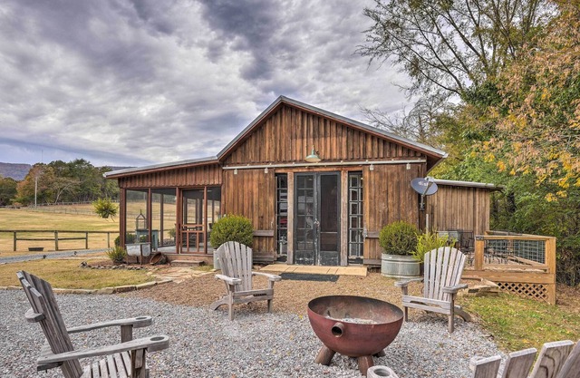 NEW! 'Bella Vista Barn' w/ Game Room & Fire Pit!