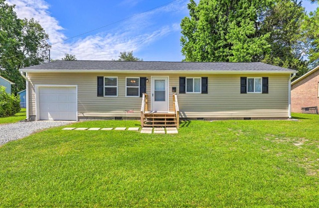 New Bern Abode with Yard about 2 Mi to Neuse River
