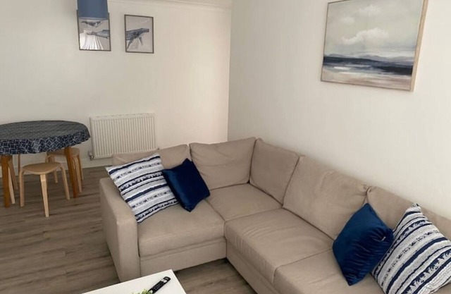 New Birmingham Rd, Tividale, 2 twin rooms, parking