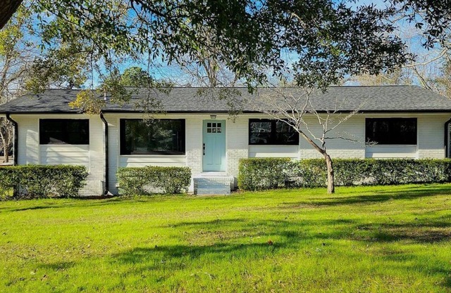 NEW!!Blue Pelican Getaway!Pet friendly, fenced in back yard! Sleeps 11 by beach!