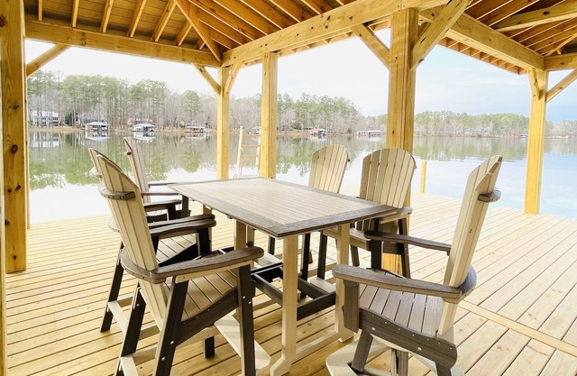 NEW BOATHOUSE! 5Br + Flat 1 Acre Lakefront + Kayaks + Shuffleboard + Firepit