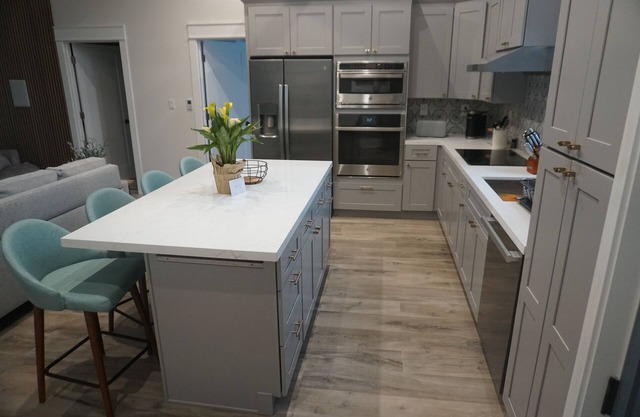 New Build, 1-bedroom house with AC full-kitchen nestled in redwoods 5 M to beach