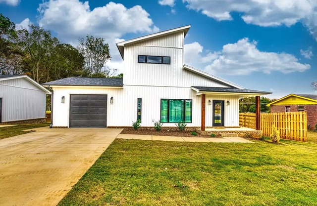 New Build and Modern Retreat near RTJ Golf Course with Game room and bunkbeds