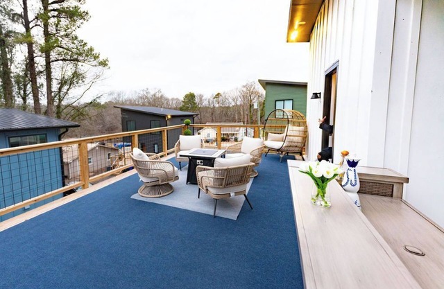 Blue Rooftop& Patio min's from Downtown, Duke, NCCU, Hospital, Durham Bulls