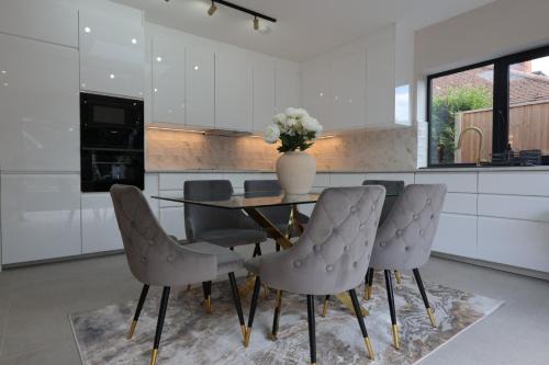 NEW-BUILD Luxury House for Families and Contractors, NamisSuites Serviced Apartment - Farnborough