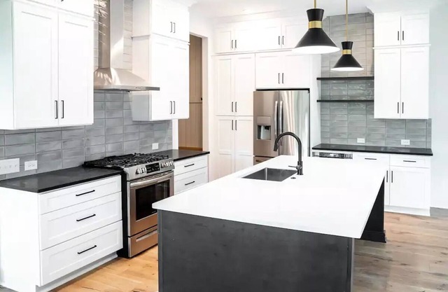 New Build Modern Home 2400 Sq Ft! Great Location