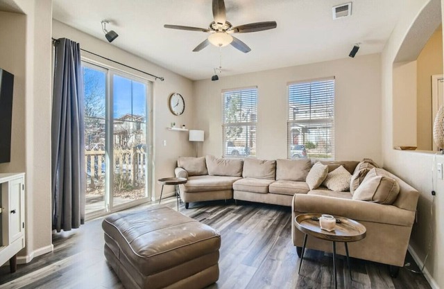 NEW build near DIA w/King Bed, 20mins to downtown