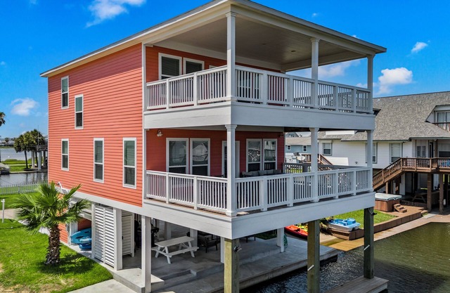 New Build! Paddleboard, Kayak, Fishing, Beach, Outdoor Living, Sunset Views!