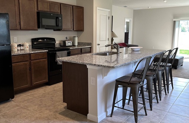 New build quiet home 3 bedrooms 2 bathrooms with park like back yard
