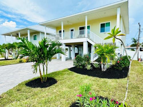 New Build walkable to dinner, LIVE music & 5 minute walk to BEACH