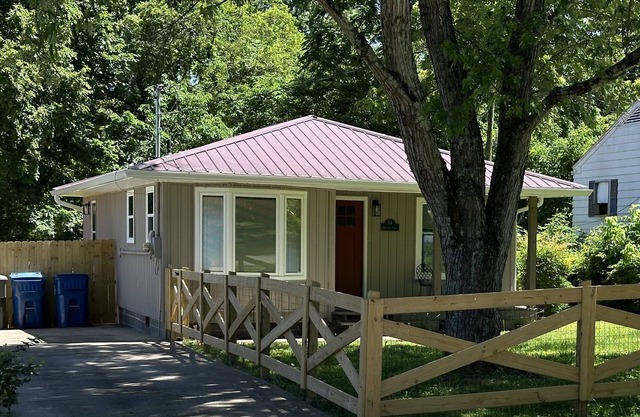 NEW Bungalow - Fenced yard - 30+ day rental - View of Lookout Mountain - Chattanooga