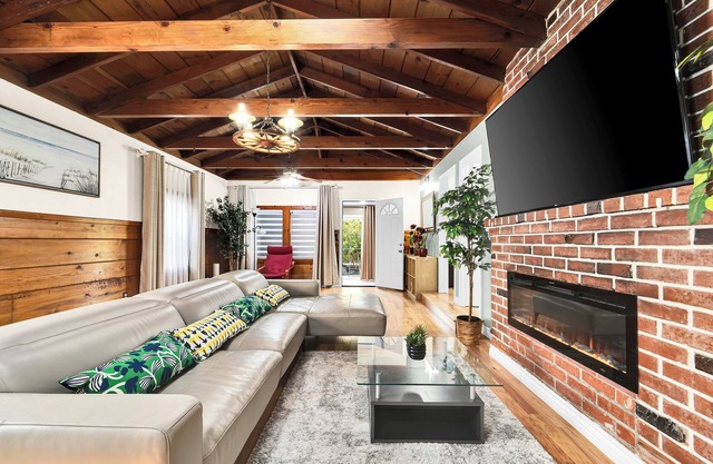 NEW-by the Beach, KingBed, 11miles to LAX, 5bedrooms in Torrance fast WiFi & AC