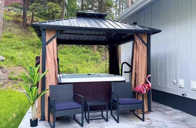 Cabin w/ Private Hot Tub, 2 Firepits, BBQ, Blackstone, Outdoor & Lake Adventures
