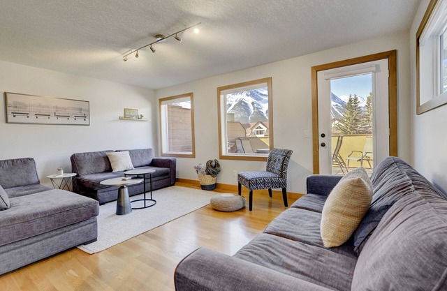 Nouvelle maison de ville de Canmore. Une vue imprenable et à pied du centre-ville
