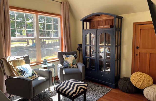 New carriage house, king bed, minutes to grocery, restaurants, Lake front.