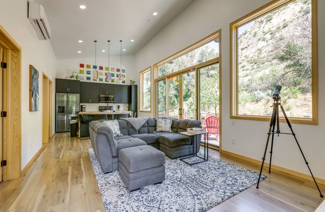 New Castle Getaway w/ Grill & Mountain Views!