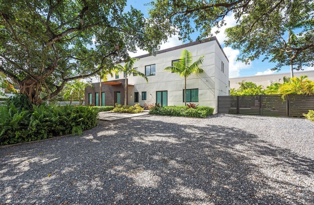 New Central Miami Home, Sleeps 20, 70' TV, Pool, Game Room, Spacious Backyard