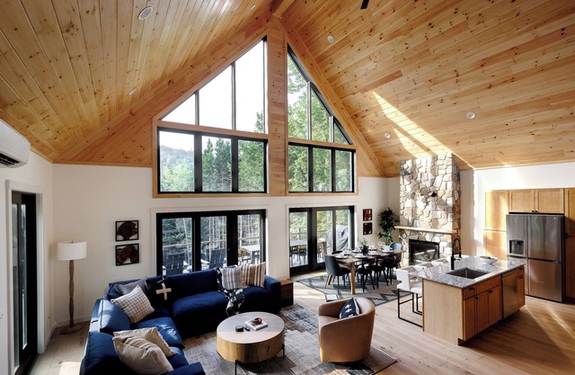 New Chalet! Sleeps 16! HotTub, Xbox, Firepit, Pool Table & More!
