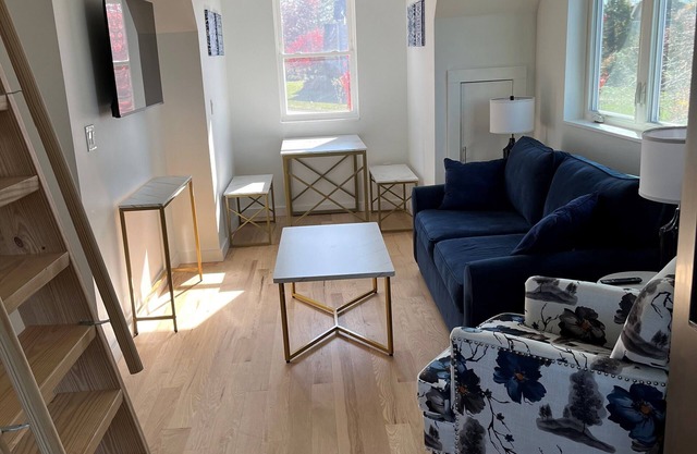 New charming 2-bedroom treetop apartment with WiFi, AC, playground, garage.