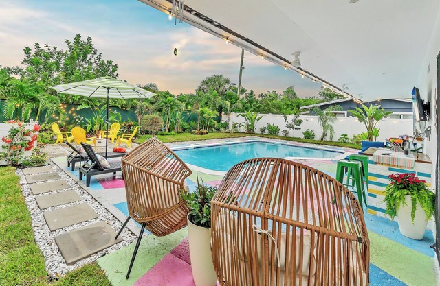 New Charming 3-bedroom villa with salt water pool/3mile to beach.