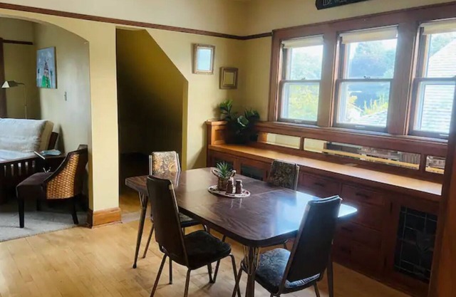 NEW Charming, cozy and VERY central upper unit in MKE