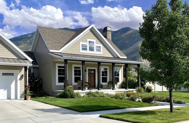 New! Charming Family Cottage: Perfect Blend of Beauty & Coziness.
