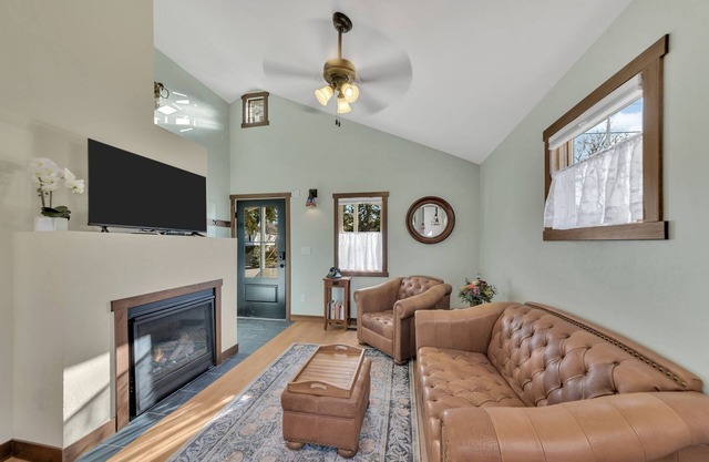 New! Charming private home in historic district. Short walk to downtown Rapid City. Well-appointed and newly renovated. King bed, fireplace, dishwasher, washer/dryer, Wi-Fi, EV charger, tiled shower. Off-street parking. Easy access to I-90.