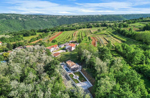 NOUVELLE Villa Harmonia avec piscine chauffée,jacuzzi intérieur,en pleine nature