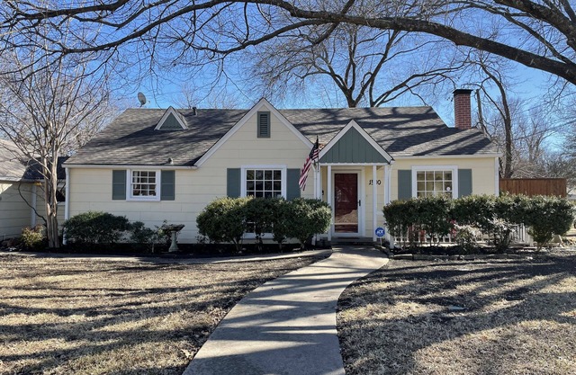 New! Cheerful cottage filled with art and books in the heart of Waxahachie