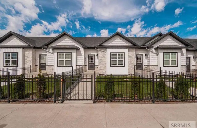 NEW Cheerful Townhome